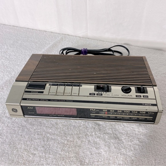 Vintage General Electric AM/FM Digital Alarm Clock Radio 7-4634 - Picture 15 of 15